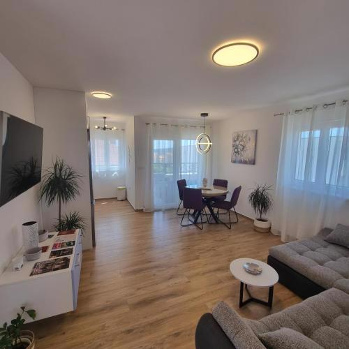 APARTMENTS HAPPINESS