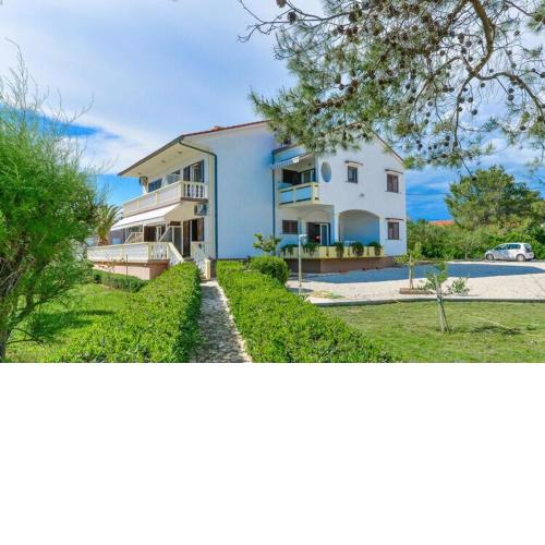 Apartments in House Liveric, in Vir at the beach
