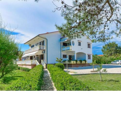 Apartments in House Liveric, in Vir at the beach