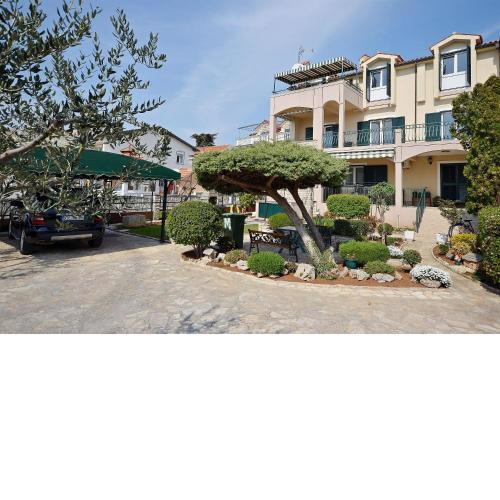 Apartments Ivan by the sea