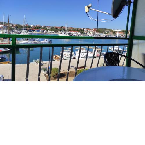 Apartments Lapov - first row to the sea