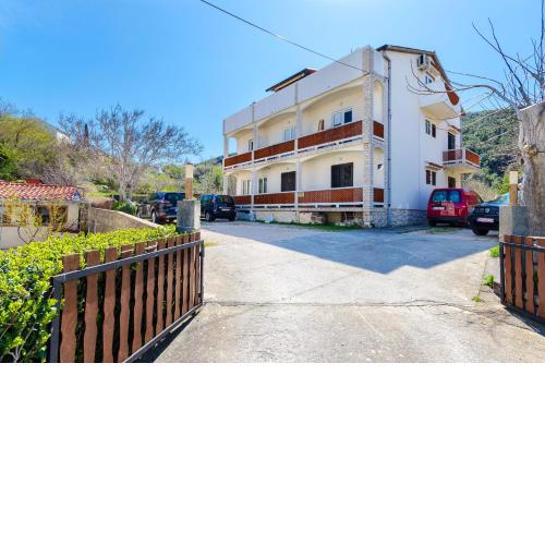 Apartments Luka