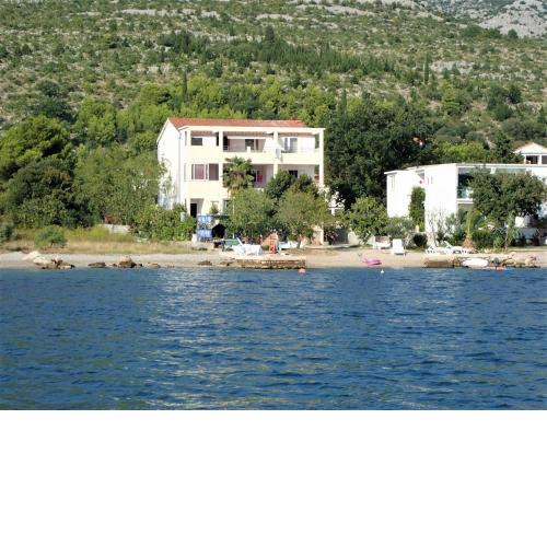 Apartments Maestral- on the beach