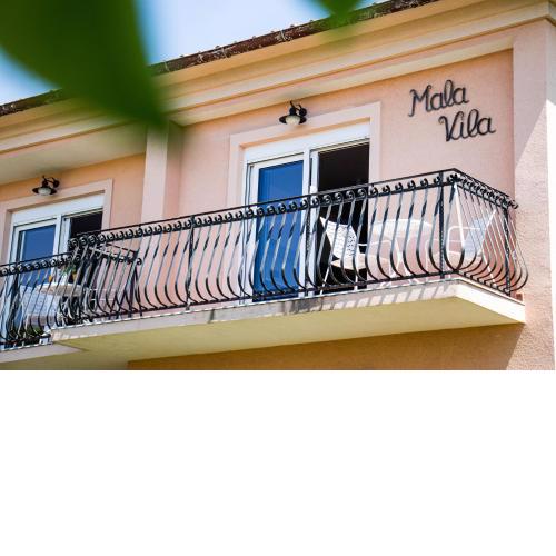 Apartments Mala Vila