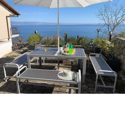 Apartments near the beach, with terraces and seaview at House B.