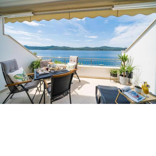 Apartments Ratac Lobrović with private beach and beautiful sunset