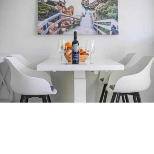 Apartments ROSINI, 300m from the beach with shared tavern and bikes, Nin