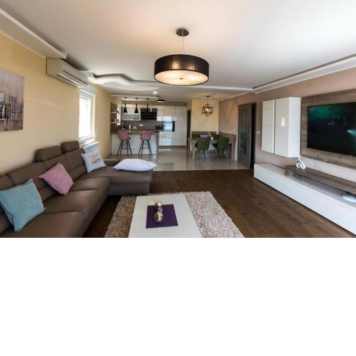 Apartments Sandra with free private parking