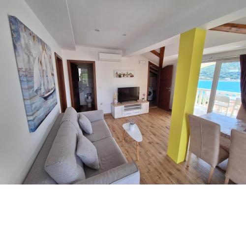 Apartments Šišević - Comfort Apartments with Balconies and Sea View