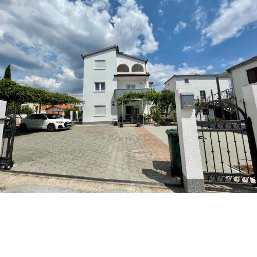 Apartments Tea - parking and grill, 100 m from sea