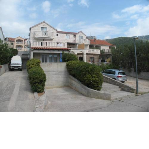 Apartments with a parking space Bol, Brac - 12474
