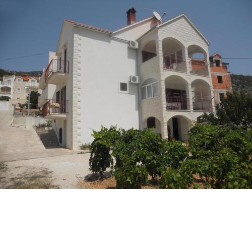 Apartments with a parking space Bol, Brac - 2890