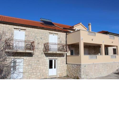 Apartments with a parking space Donji Humac, Brac - 18119