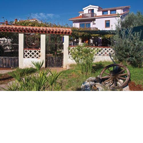 Apartments with a parking space Fazana - 13761