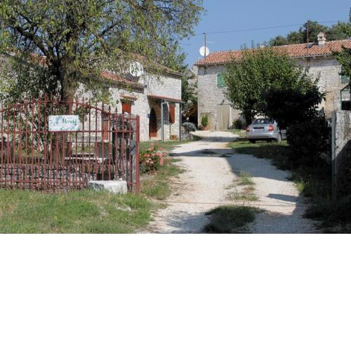 Apartments with a parking space Heraki, Central Istria - Sredisnja Istra - 7167