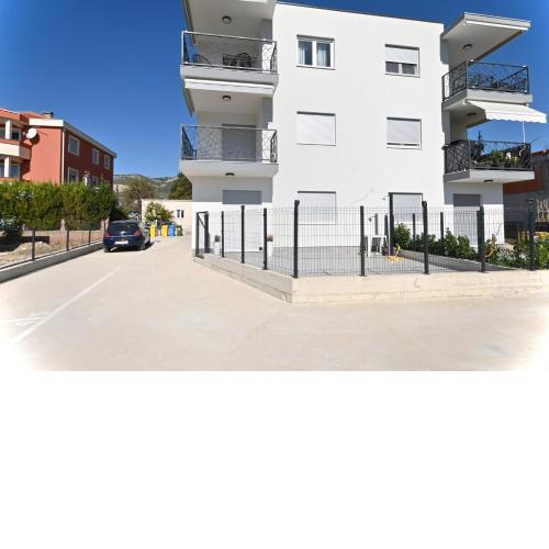 Apartments with a parking space Kastel Novi, Kastela - 21103