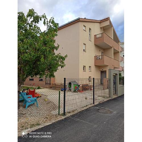 Apartments with a parking space Kastel Stafilic, Kastela - 13375