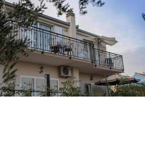 Apartments with a parking space Kastel Stafilic, Kastela - 20763