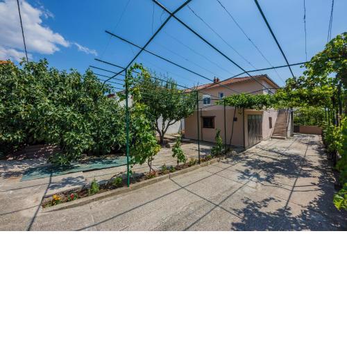 Apartments with a parking space Kastel Stari, Kastela - 16087