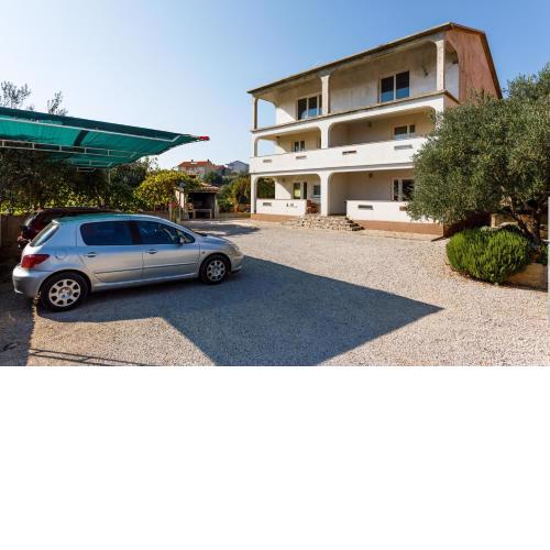 Apartments with a parking space Kornic, Krk - 5306