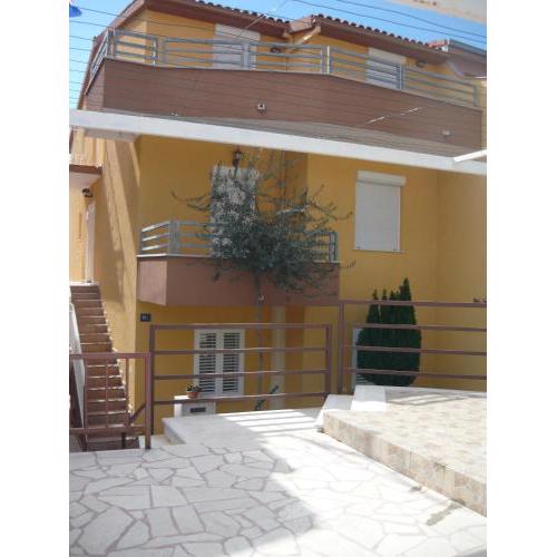 Apartments with a parking space Mali Rat (Omis) - 15262