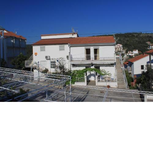 Apartments with a parking space Mavarstica, Ciovo - 8685