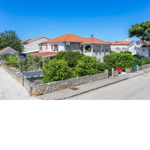 Apartments with a parking space Mirca, Brac - 729