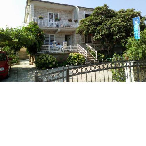 Apartments with a parking space Mirca, Brac - 730