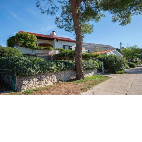 Apartments with a parking space Molat - 6249