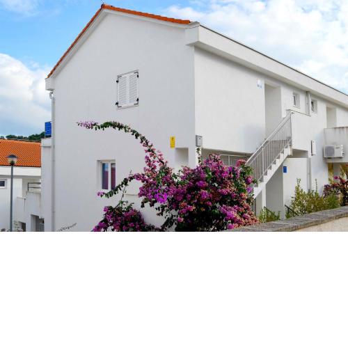 Apartments with a parking space Necujam, Solta - 5178