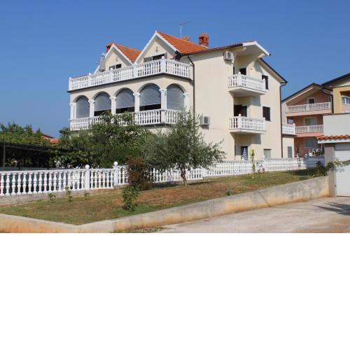 Apartments with a parking space Novigrad - 7037