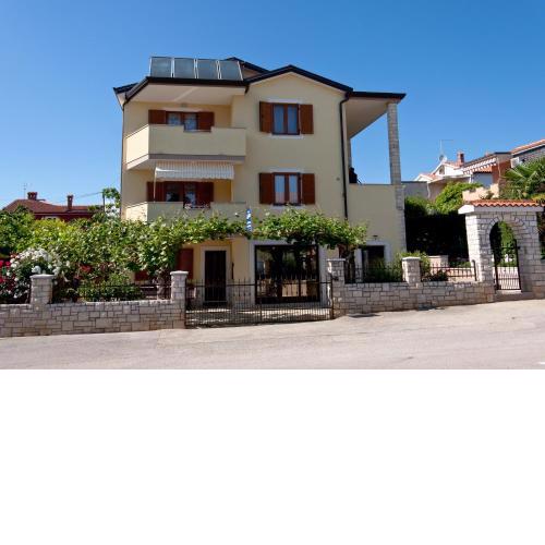 Apartments with a parking space Novigrad - 7108