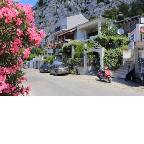 Apartments with a parking space Omis - 18919