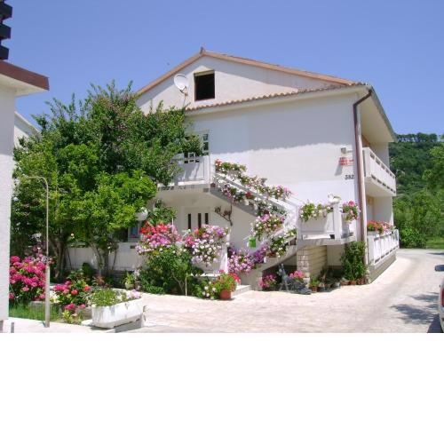 Apartments with a parking space Palit, Rab - 14610