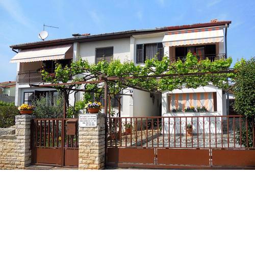 Apartments with a parking space Porec - 7033