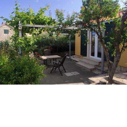 Apartments with a parking space Splitska, Brac - 17023