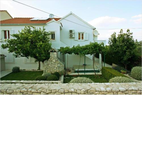 Apartments with a parking space Supetar, Brac - 11147
