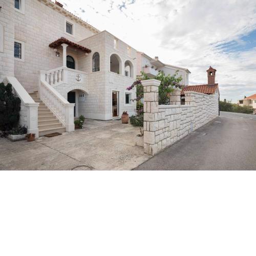 Apartments with a parking space Supetar, Brac - 15640