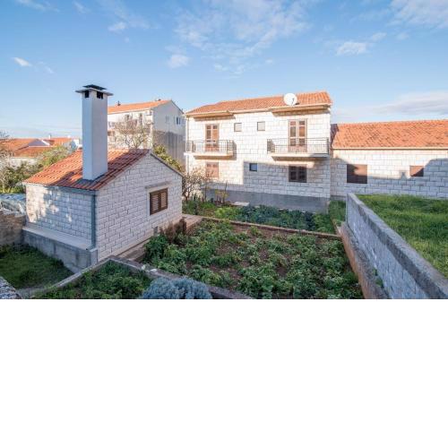 Apartments with a parking space Supetar, Brac - 18825