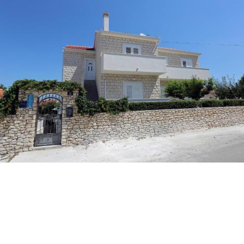 Apartments with a parking space Supetar, Brac - 5385