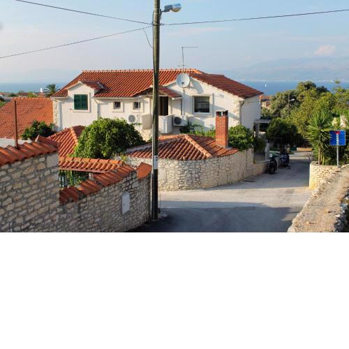 Apartments with a parking space Supetar, Brac - 5662