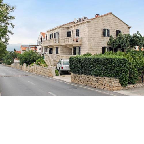 Apartments with a parking space Supetar, Brac - 5676