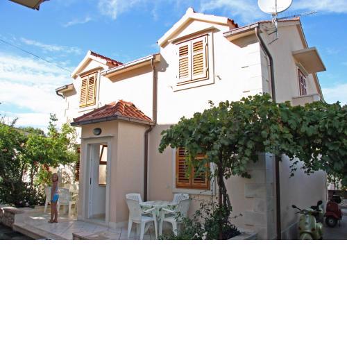 Apartments with a parking space Supetar, Brac - 6037