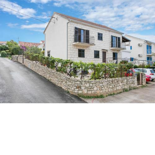 Apartments with a parking space Sutivan, Brac - 744