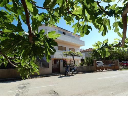 Apartments with a parking space Vinisce, Trogir - 11075