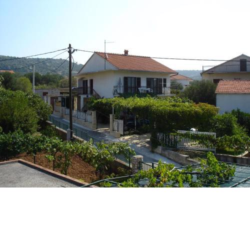 Apartments with a parking space Vinisce, Trogir - 12637