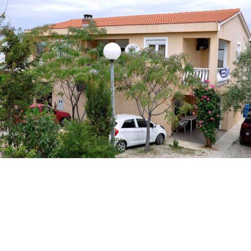 Apartments with a parking space Vir - 13686