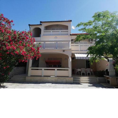 Apartments with a parking space Vir - 20205