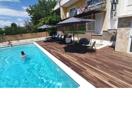 Apartments with a swimming pool Kastel Luksic, Kastela - 20582