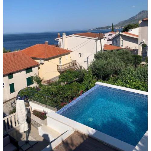 Apartments with pool Vrdoljak